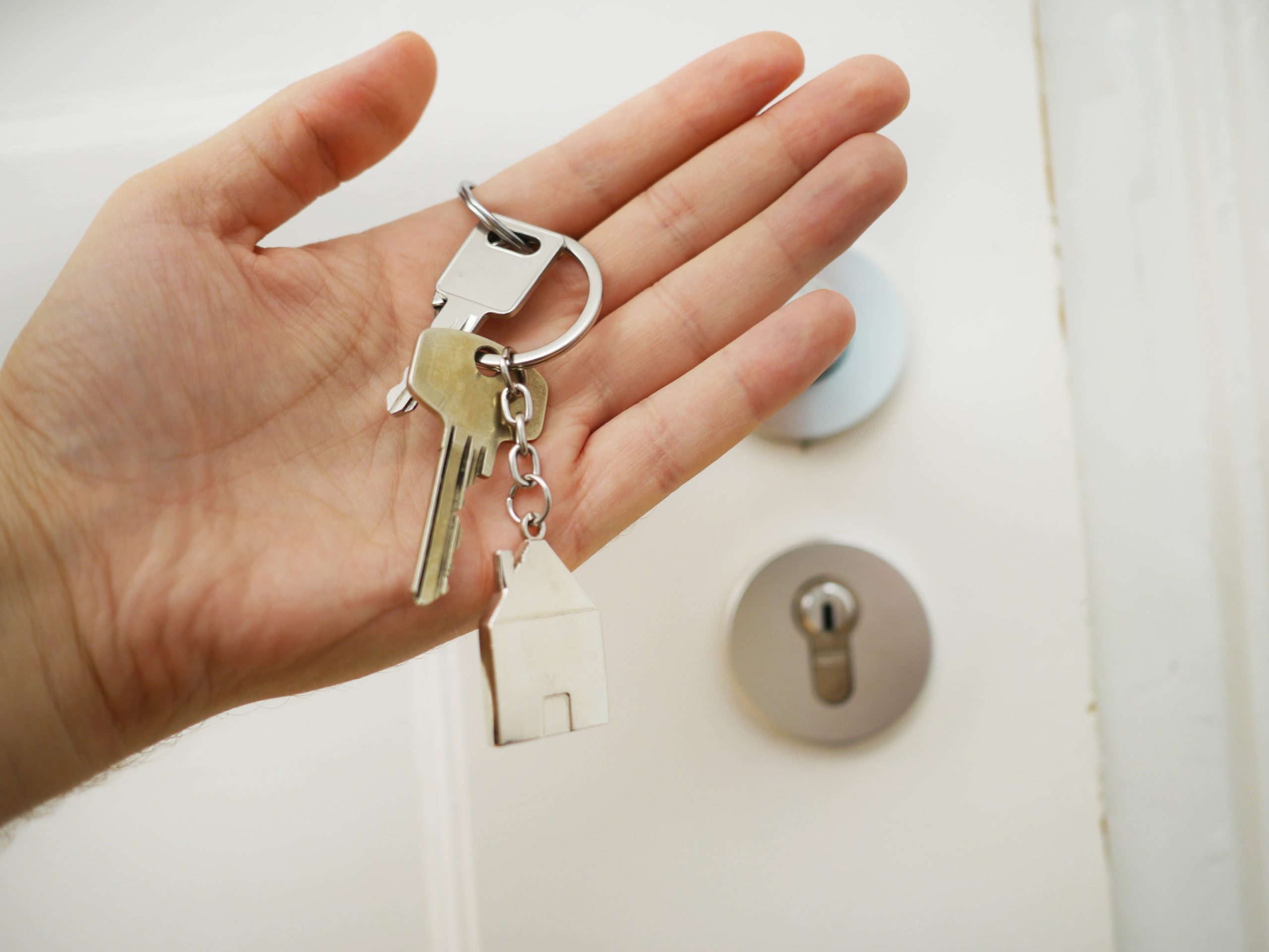 woman holding keys to home with a 5 year fixed mortgage