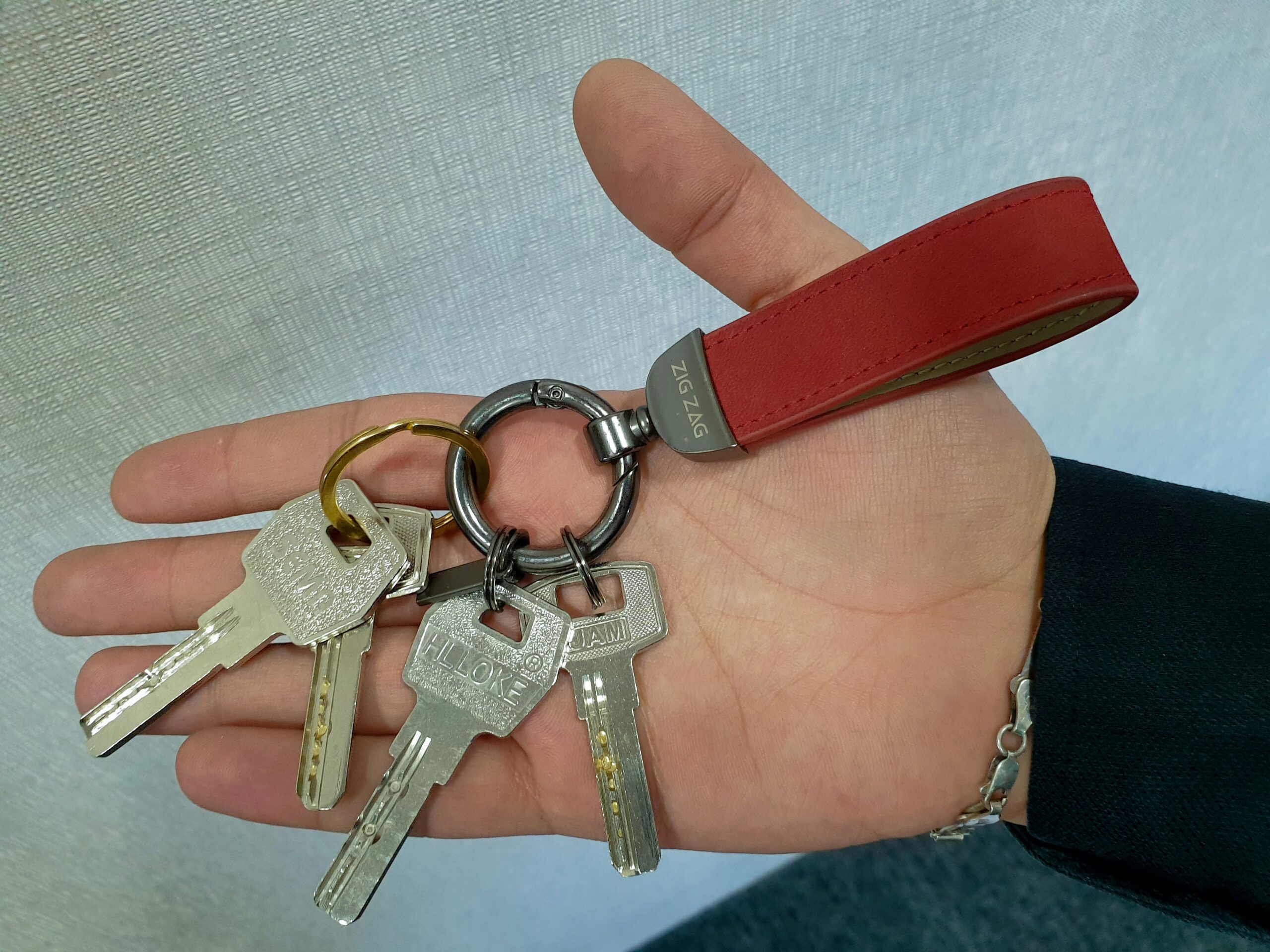 a photo of a set of home keys.